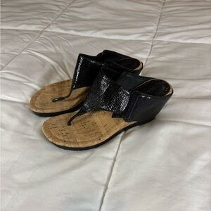 Donald Pliner Malone PM8M Black Leather Cork Wedge Thong Sandals Women’s Size 8